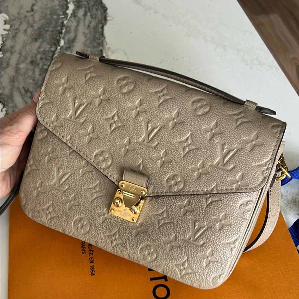 Louis Vuitton Pochette Metis Empreinte Leather